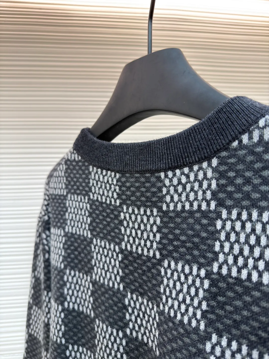 LOUIS VUITTON round neck checkerboard jacquard wool blended sweater ●Authentic product: Purchased and developed for 10800 ●Item number: 1681003-B25 ●Fabric: wool fabric ●Technology: Knitting ●Version: Fitted version ●Weight: about 585 grams ●Size: XS-S-M-L ●Description: 30 wool, 70% acrylic color, fixed dyeing yarn. This style uses [7-needle Juxin machine] to weave the piece. [9 yarn feeders] are required for the front logo hanging area. The whole piece is [moving the needle and twisting the rope]. The intersection of the twisting rope is prone to holes. The color adjustment part of the whole piece [the yarn is wool], and the machine adjustment time is long. The needles added at the bottom of the sleeve clip are all edged, which increases the loom time and sewing time. Because the logo is hung with wool, the brown thread is clamped on the edge and needs to be drawn out. Moreover, due to the characteristics of wool, lint will appear when drawing out the thread. It is necessary to manually remove the stray hair bit by bit, which is very time-consuming. The overall wiring is straight and delicate, the fabric is comfortable and soft, and the color is consistent without color difference. It can be matched with the same style to create a fashionable look and control various occasions. Customized accessories, complete with three standards, same style for men and women!
